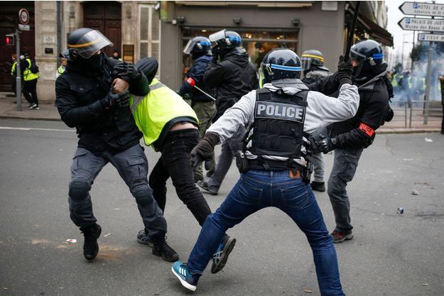 https://www.acrimed.org/IMG/jpg/gilets-jaunes-une-enquete-ouverte-a-rouen-pour-des-violences-policieres.jpg